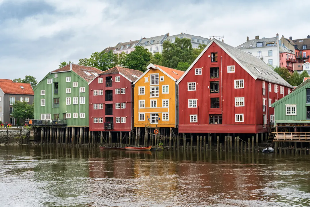 Blick auf den Bakklandet Holzhausdorf in Trondheim in Norwegen.