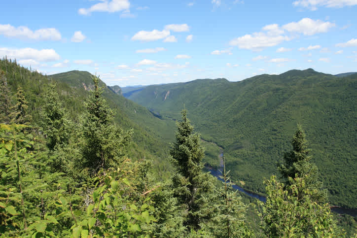 Découvrez la ville de Sainte-Catherine-de-la-Jacques-Cartier et son magnifique par naturel de la Jacques-Cartier pendant votre voyage au Québec.