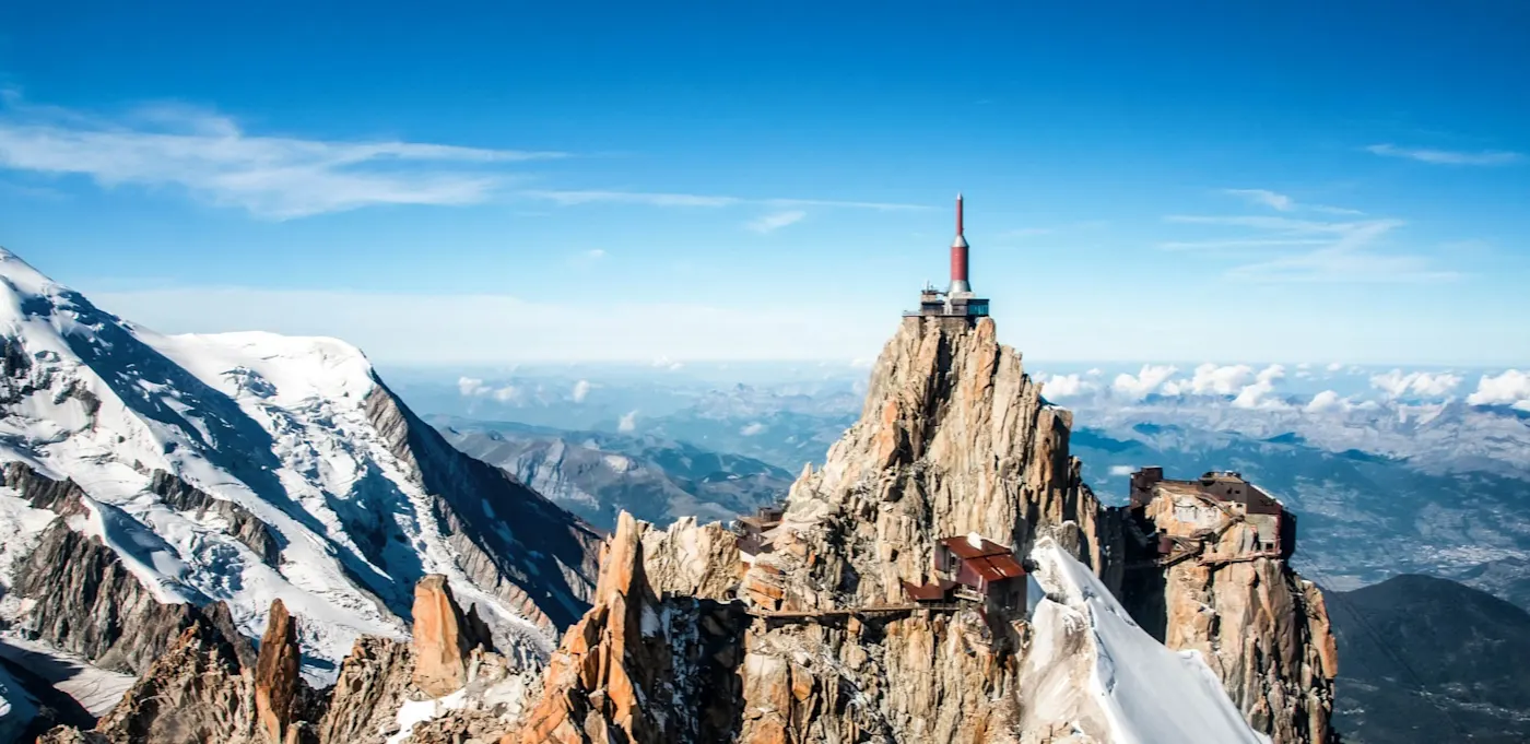Landschaftsaufnahme der Aiguille du Midi vom Mont-Blanc-Massiv in den französischen Alpen.