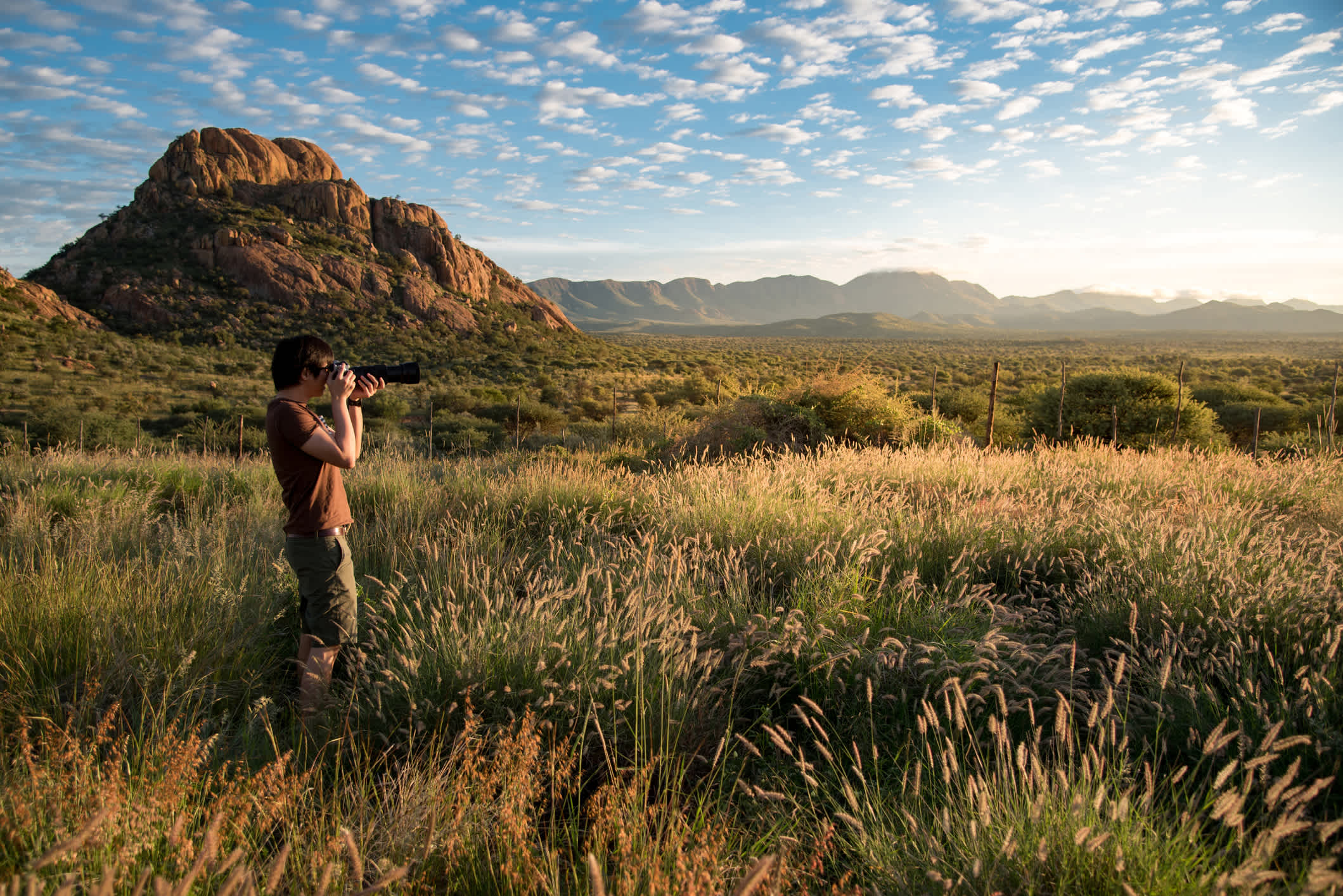 Un photographe prend en photo un beau lever de soleil au Botswana en Afrique