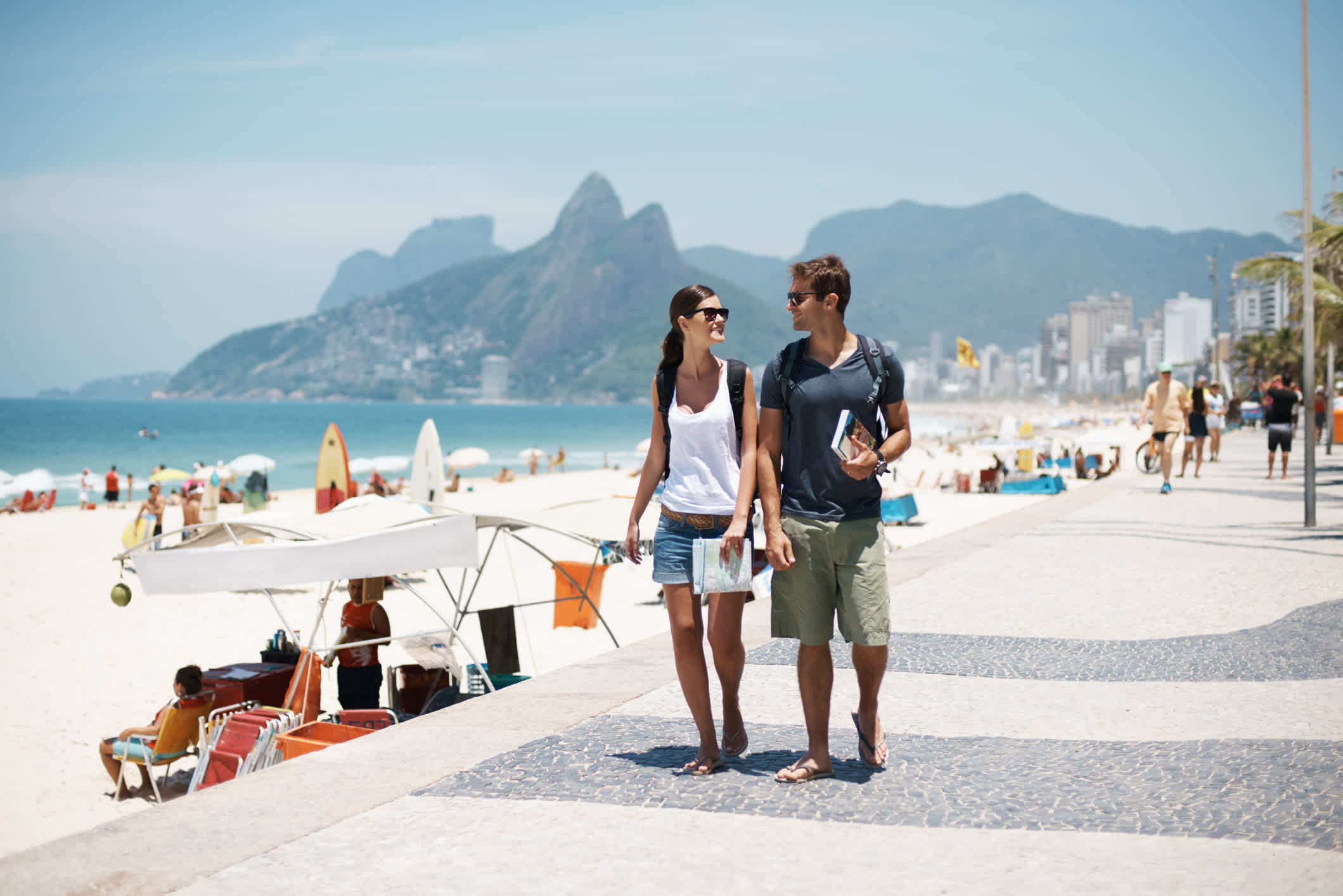 Ein Pärchen auf eine Promenade Copacabana-Strand, Rio de Janerio, Brasilien.