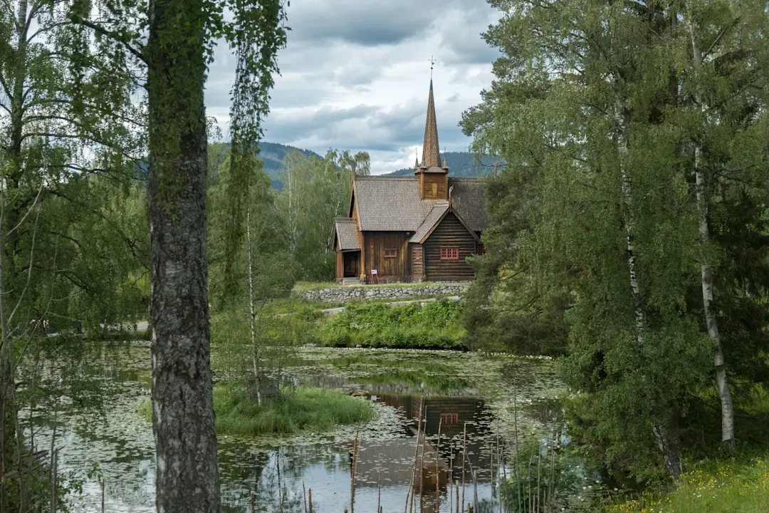 Norwegen, Lillehammer, Maihaugen Freilichtmuseum Stabkirche im Maihaugen Freilichtmuseum, Lillehammer, Norwegen.