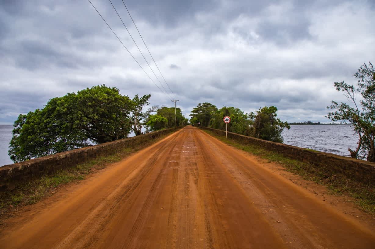 Schotterstraße im Feuchtgebiet Esteros del Iberá