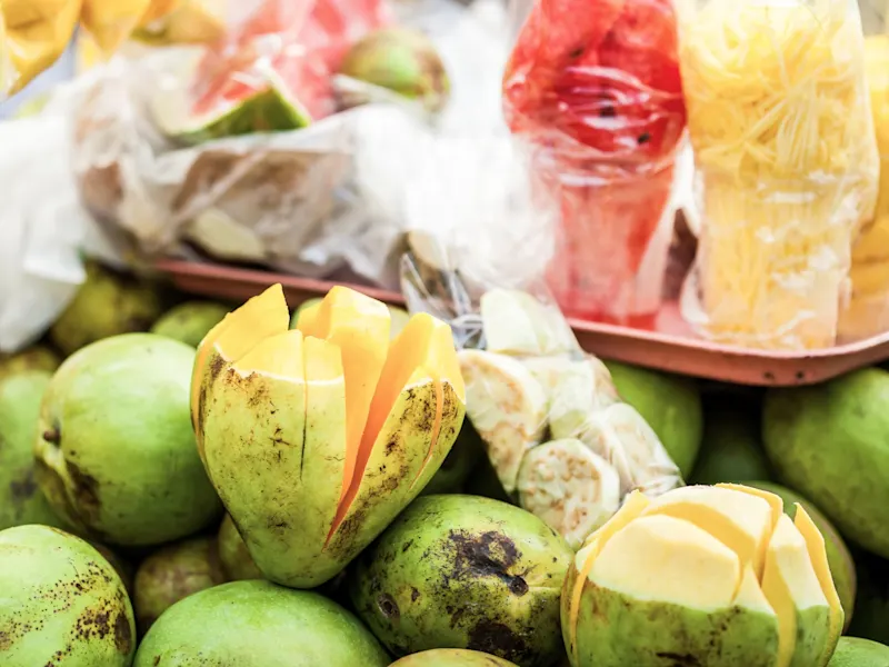 Cali, tropische Früchte, Kolumbien Frische tropische Früchte wie Mango und Guave auf einem Marktstand. Cali, Valle del Cauca, Kolumbien.