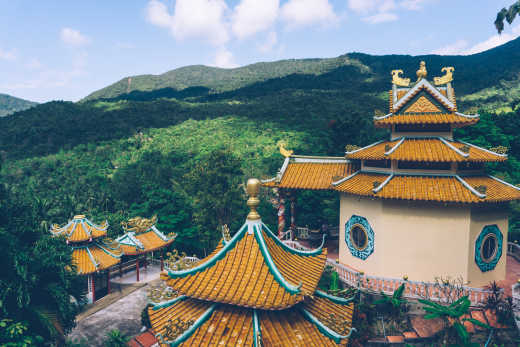 Blick auf den Guan Yin Tempel umgeben von grüner Vegetation