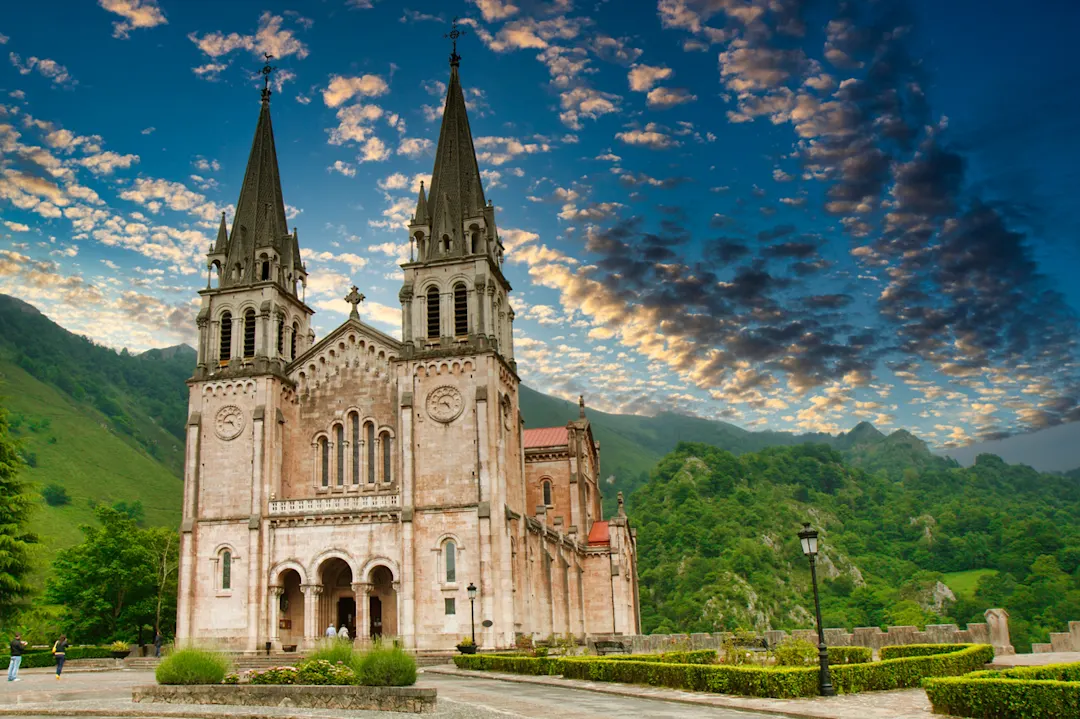 Spanien, Asturien, Basilica de Santa Maria la Real de Covadonga Basilica de Santa Maria la Real de Covadonga oder Basilica of Saint Mary the Royal of Covadonga, Covadonga, Asturien, Spanien