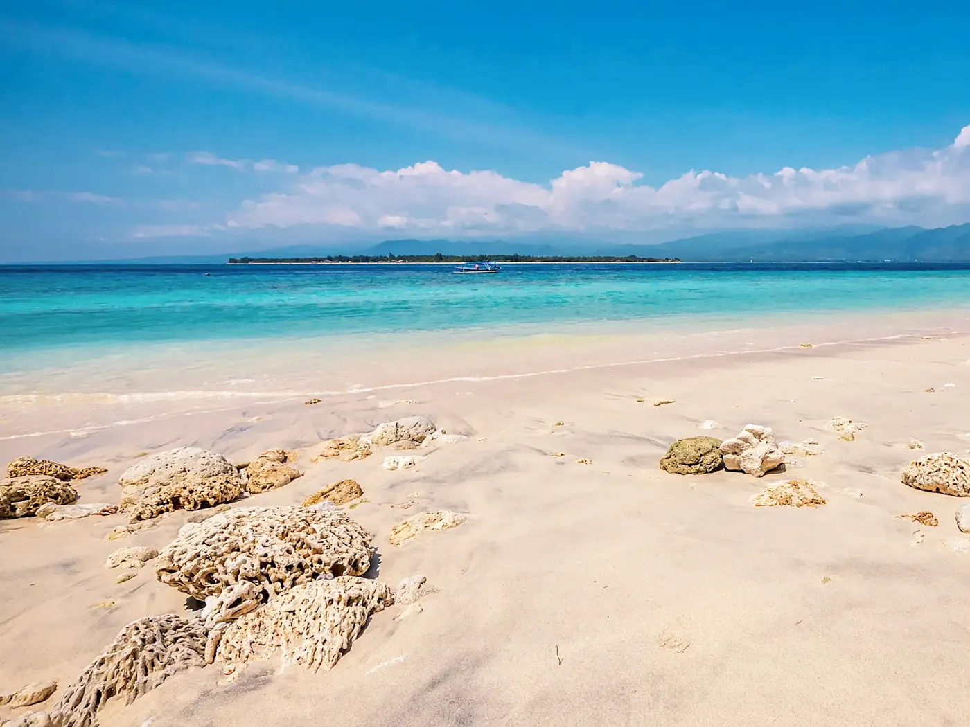 Indonesien, Gili-Inseln, Gili Trawangan Weißer Sandstrand mit Korallen und türkisfarbenem Meer. Gili Trawangan, Gili-Inseln, Indonesien.