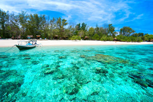 Bateau sur l'eau bleue de l'île de Gili-Meno, Indonésie