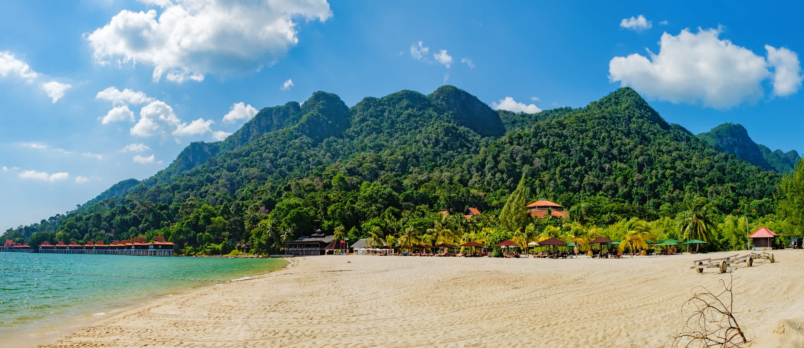 Tropischer und unberührter Strand auf Langkawi, Malaysia