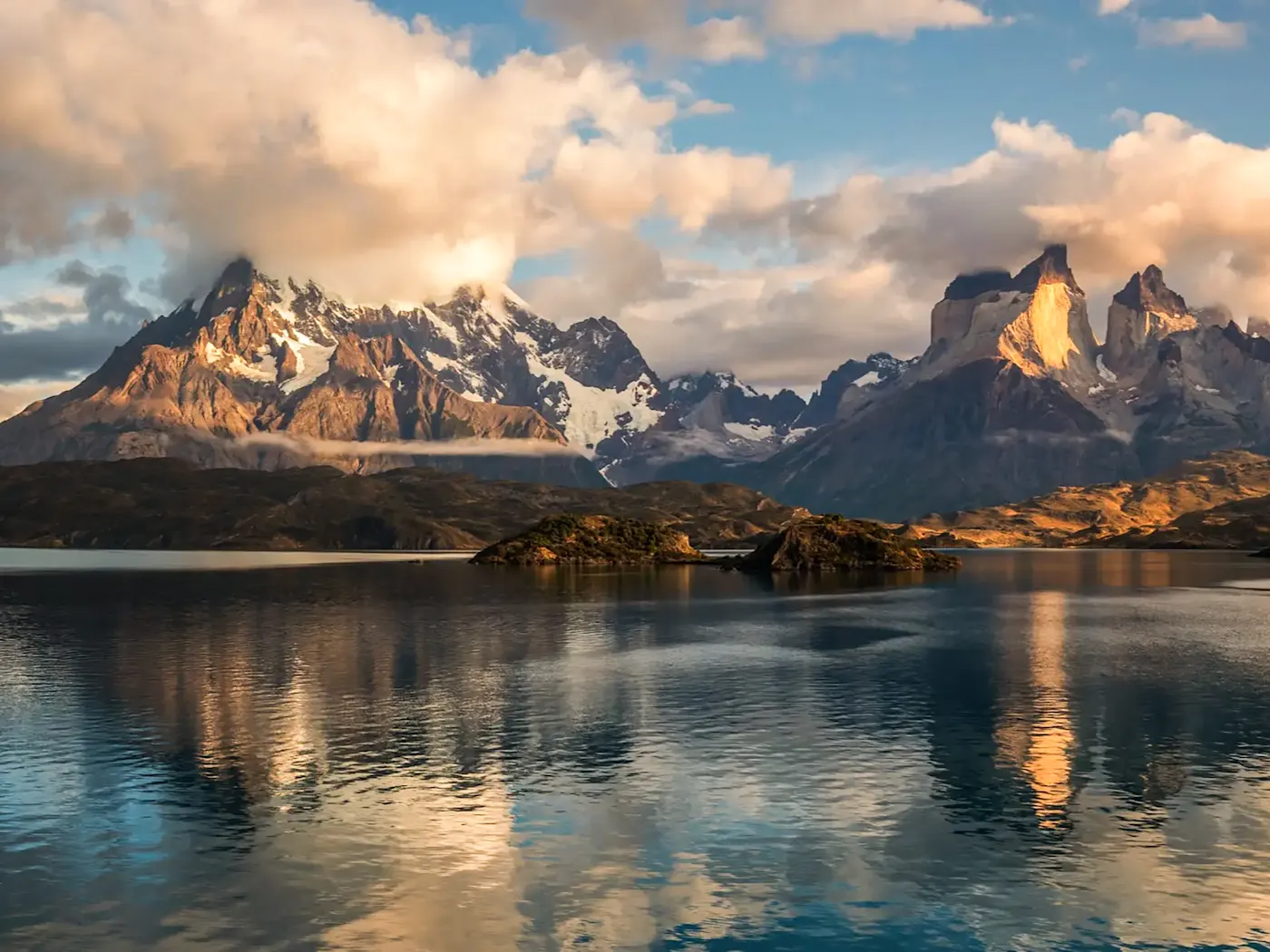 Chile, Magallanes, Torres del Paine Spiegelnder See mit Bergen bei Sonnenuntergang. Torres del Paine, Magallanes, Chile.