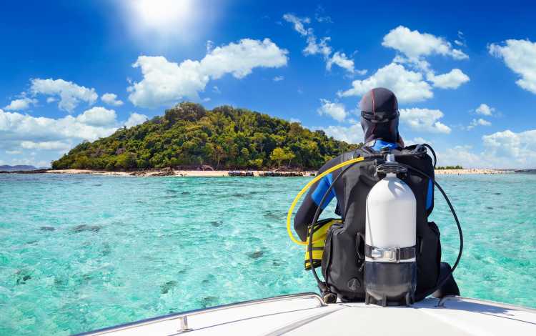 Vacances de plongée avec vue sur les eaux turquoises en Thaïlande