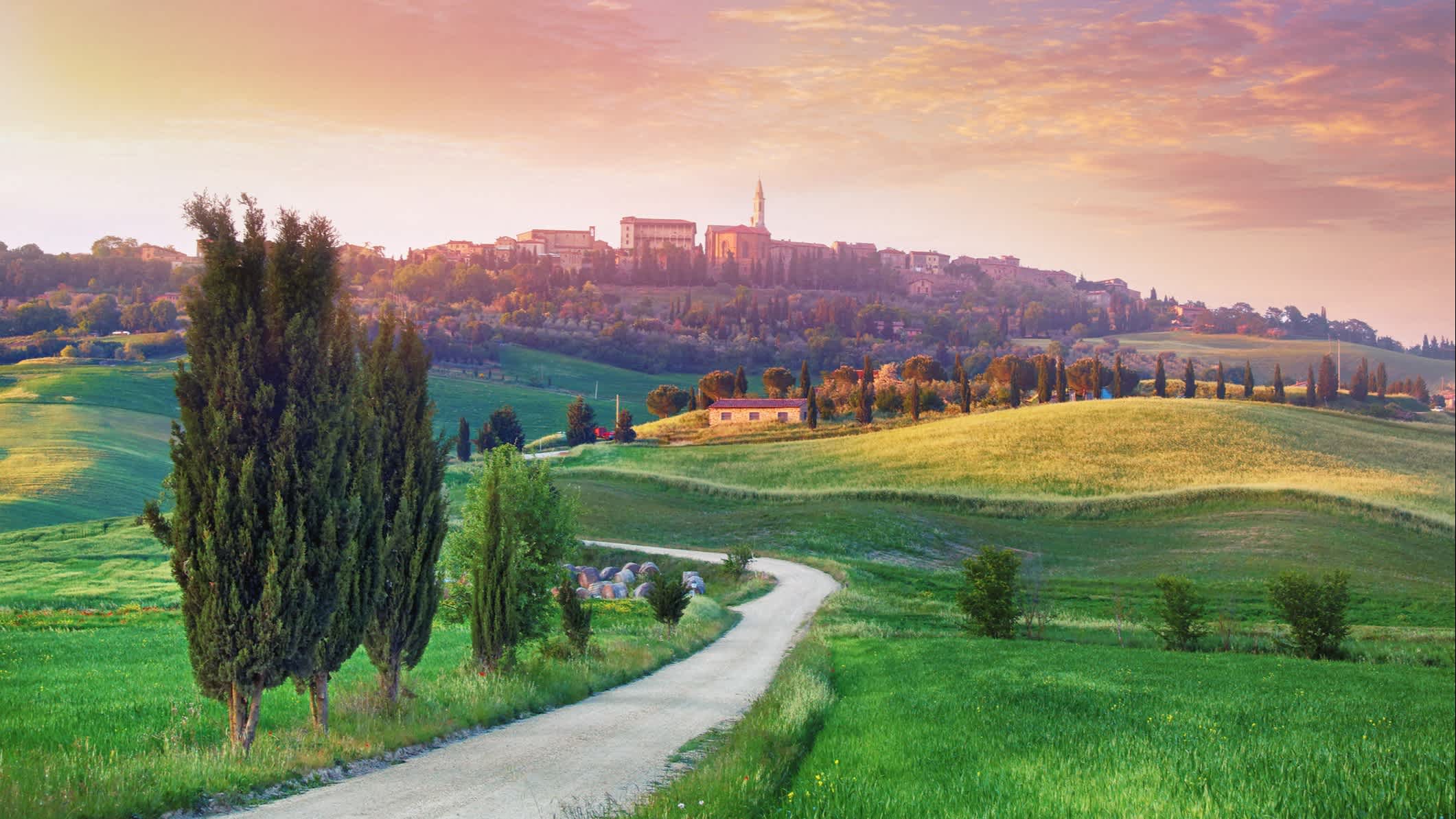 Landschaft mit der kleinen Stadt Pienza im Hintergrund, Toskana, Italien.
