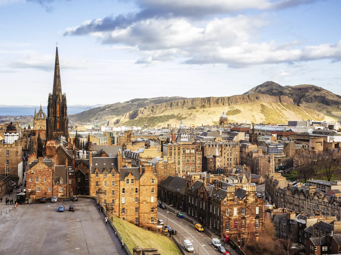 Edinburgh, Altstadt, Schottland, Vereinigtes Königreich Panoramablick auf die Altstadt von Edinburgh mit dem Arthur’s Seat im Hintergrund. Edinburgh, Schottland, Vereinigtes Königreich.