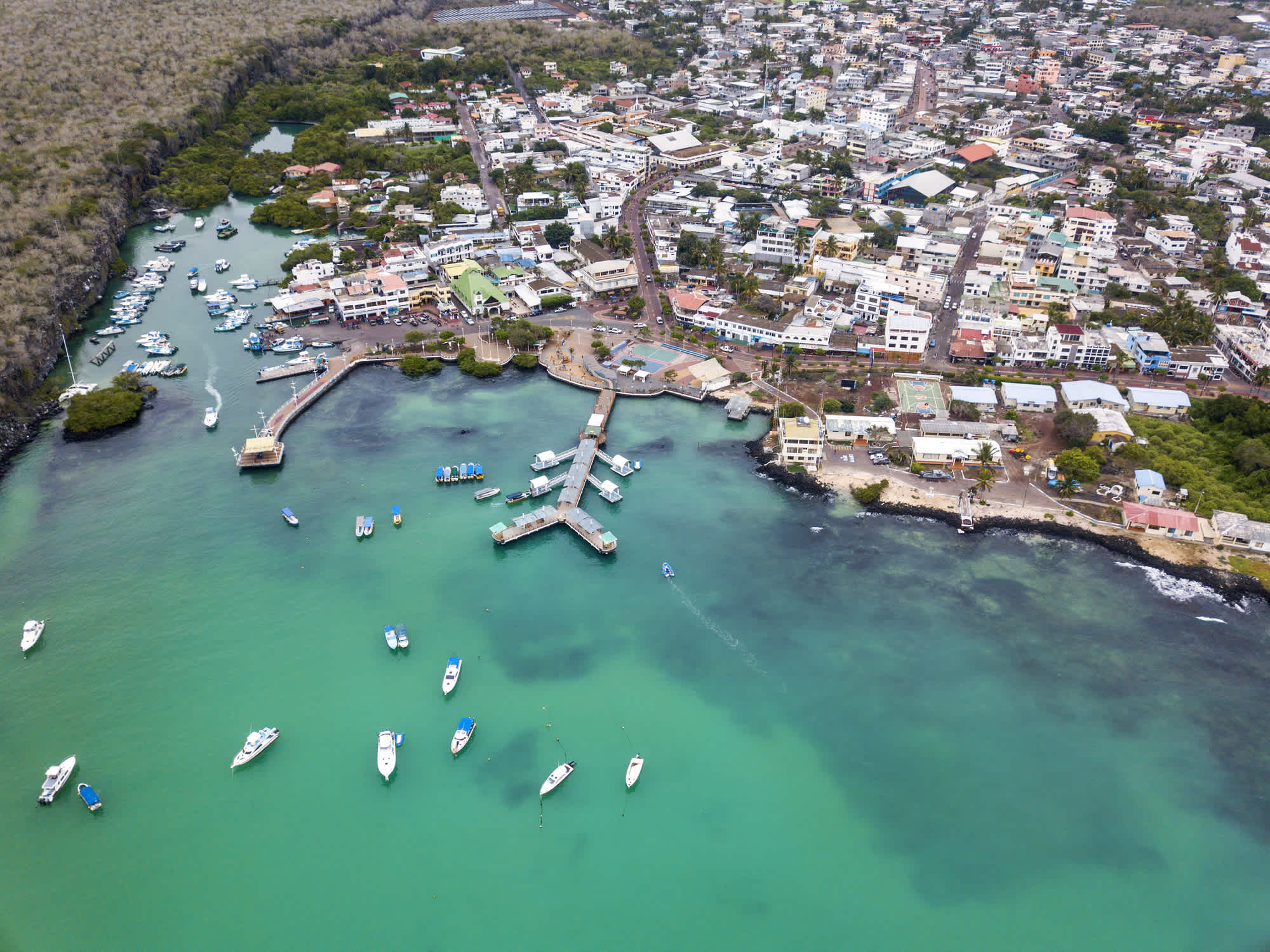 Luftaufnahme des Hafens und des Hauptpiers Puerto Ayora, Santa Cruz Island, Galapagos
