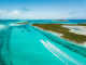 Palme am Strand von Paradise Island auf den Bahamas in Mittelamerika. 
