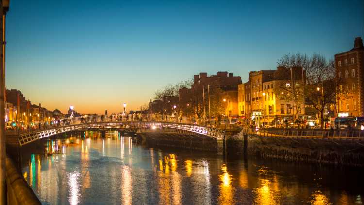 De Ha'penny Bridge in de Ierse hoofdstad Dublin 's avonds