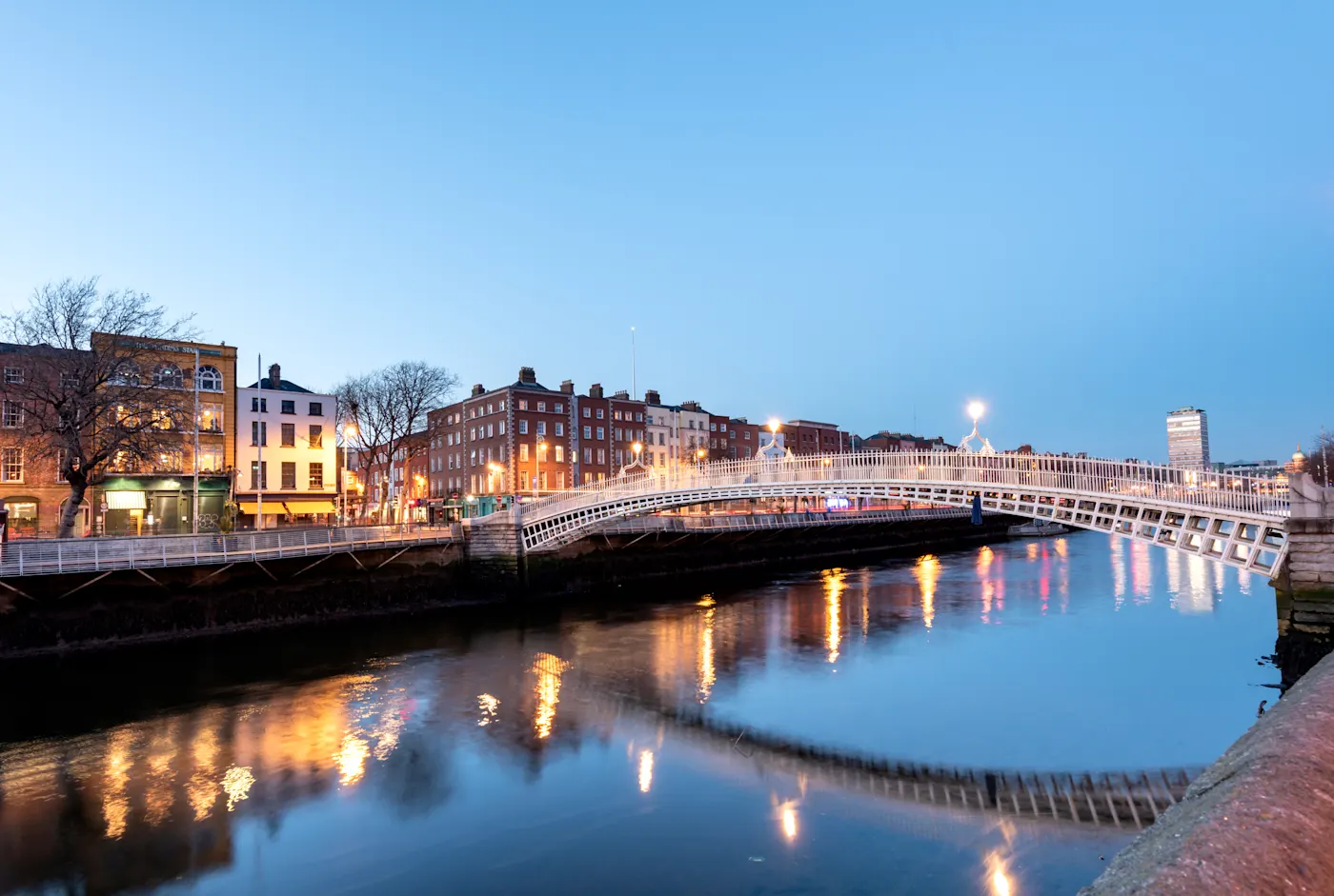 Irland Dublin Ha'penny Bridge Die Ha'penny Bridge in Irlands Hauptstadt Dublin am Abend