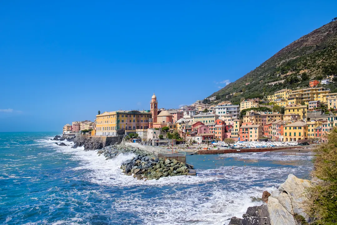 Italien, Genua Kleiner Hafen mit bunten Gebäuden in Genua, Italien
