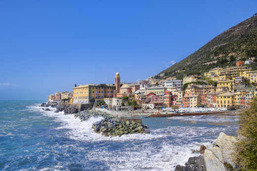 Kleiner Hafen mit bunten Gebäuden in Genua, Italien 

