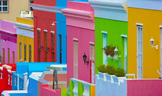 Bo-Kaap-Viertel in Kapstadt, Südafrika, mit in leuchtenden Farben gestrichenen Gebäuden.
