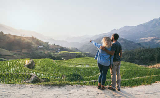 Couple contemplant les rizières en terrasse au Vietnam