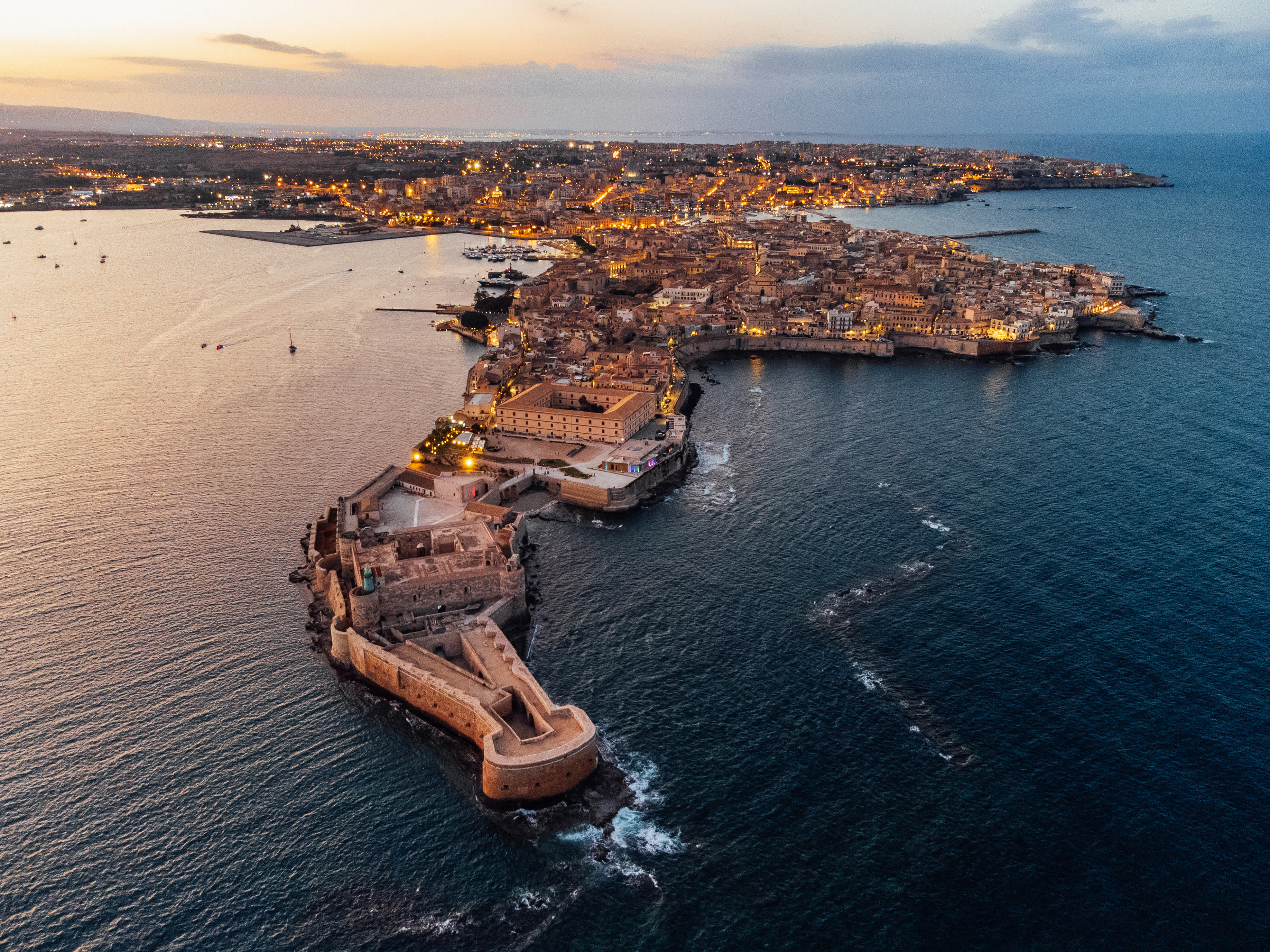 Luftaufnahme der Insel Ortigia und der Stadt Syrakus bei Sonnenuntergang