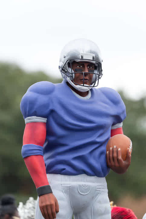 Une statue d'un joueur de football lors d'une parade à la Nouvelle-Orléans.