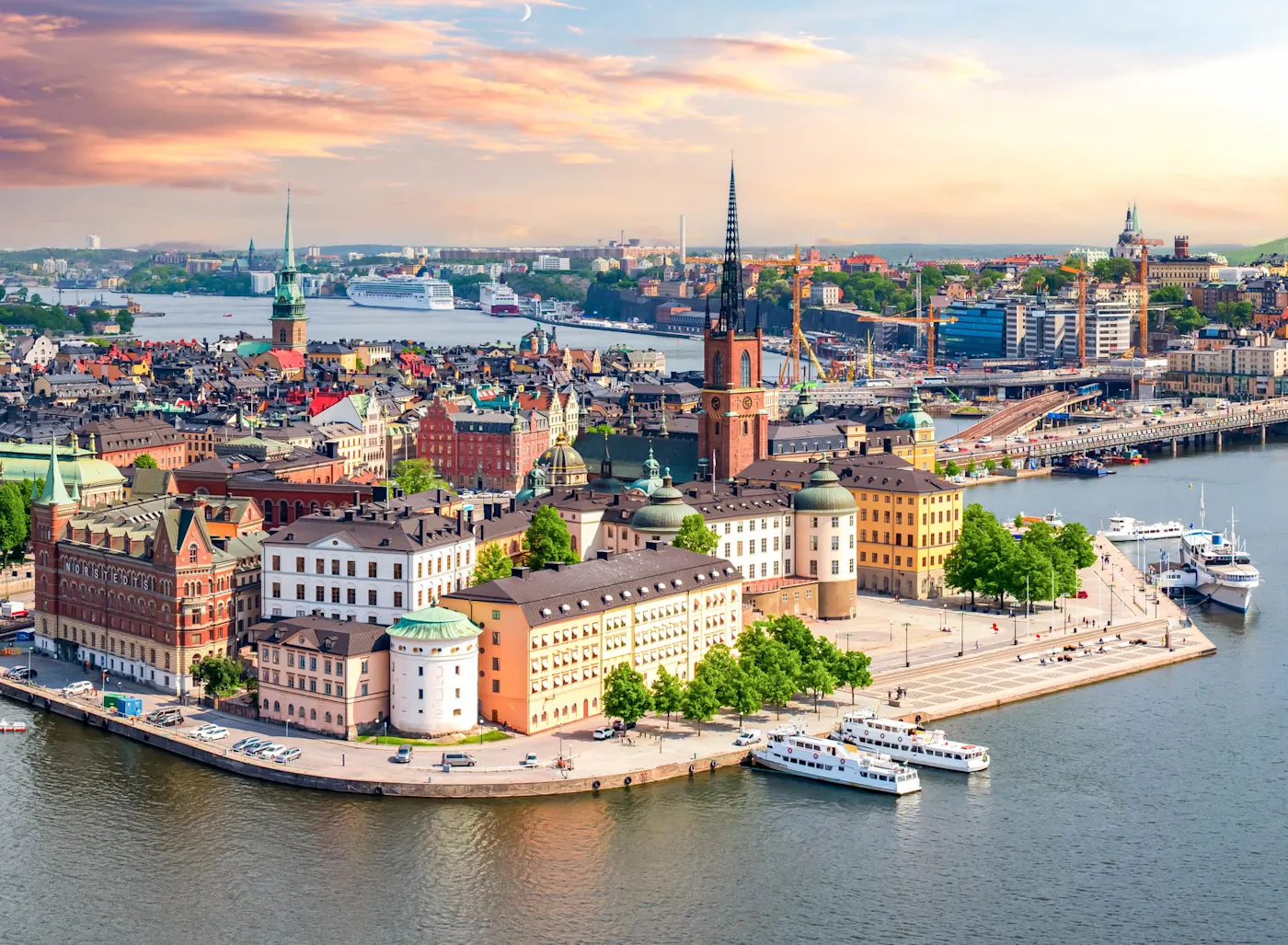 Panoramablick auf die Stockholmer Altstadt (Gamla Stan) vom Dach des Rathauses bei Sonnenuntergang, Schweden