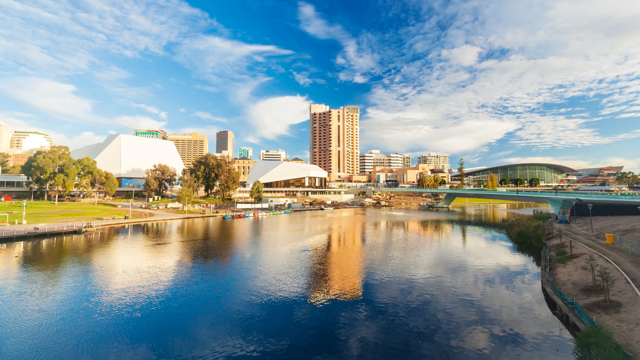 Vue sur des bâtiments au bord de la rivière Torrens, Centre ville d'Adélaïde, en Australie.