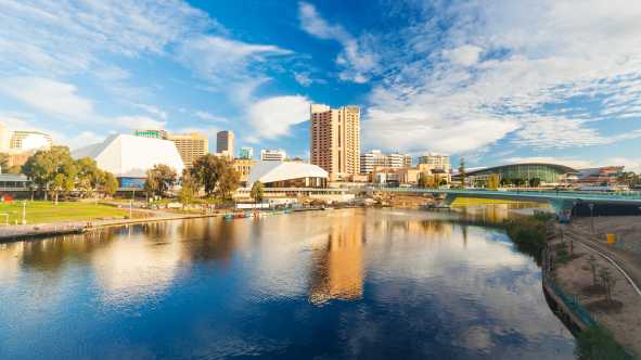 Adelaide Stadtzentrum auf den River Torrens, Australien. 