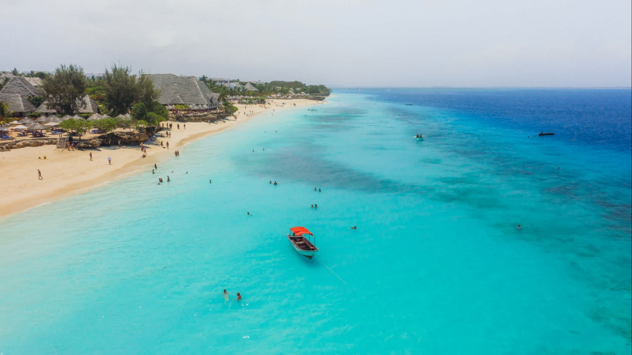 Die Luftaufnahme des Strandes und Meer auf Sansibar, Tansania