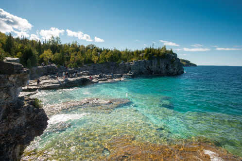 L'eau douce turquoise et le rivage rocheux d'Indian Head Cove, dans le parc national de la péninsule de Bruce, en Ontario.