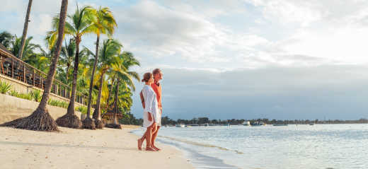 Couple à la plage pendant un voyage de noces sur l'ile Maurice