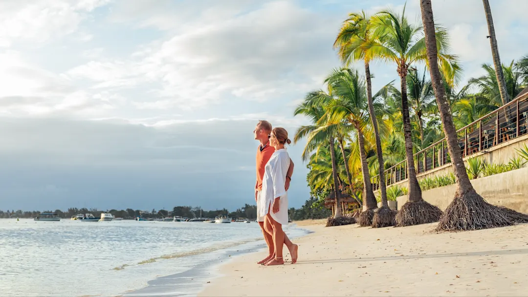 Ile Maurice, Voyage de Noces Couple à la plage pendant un voyage de noces sur l'ile Maurice
