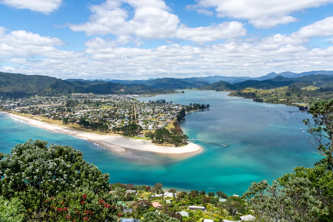 Blick auf Pauanui vom Mount Paku in Neuseeland.

