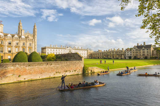 Bateaux sur la rivière Cam à Cambridge en Angleterre