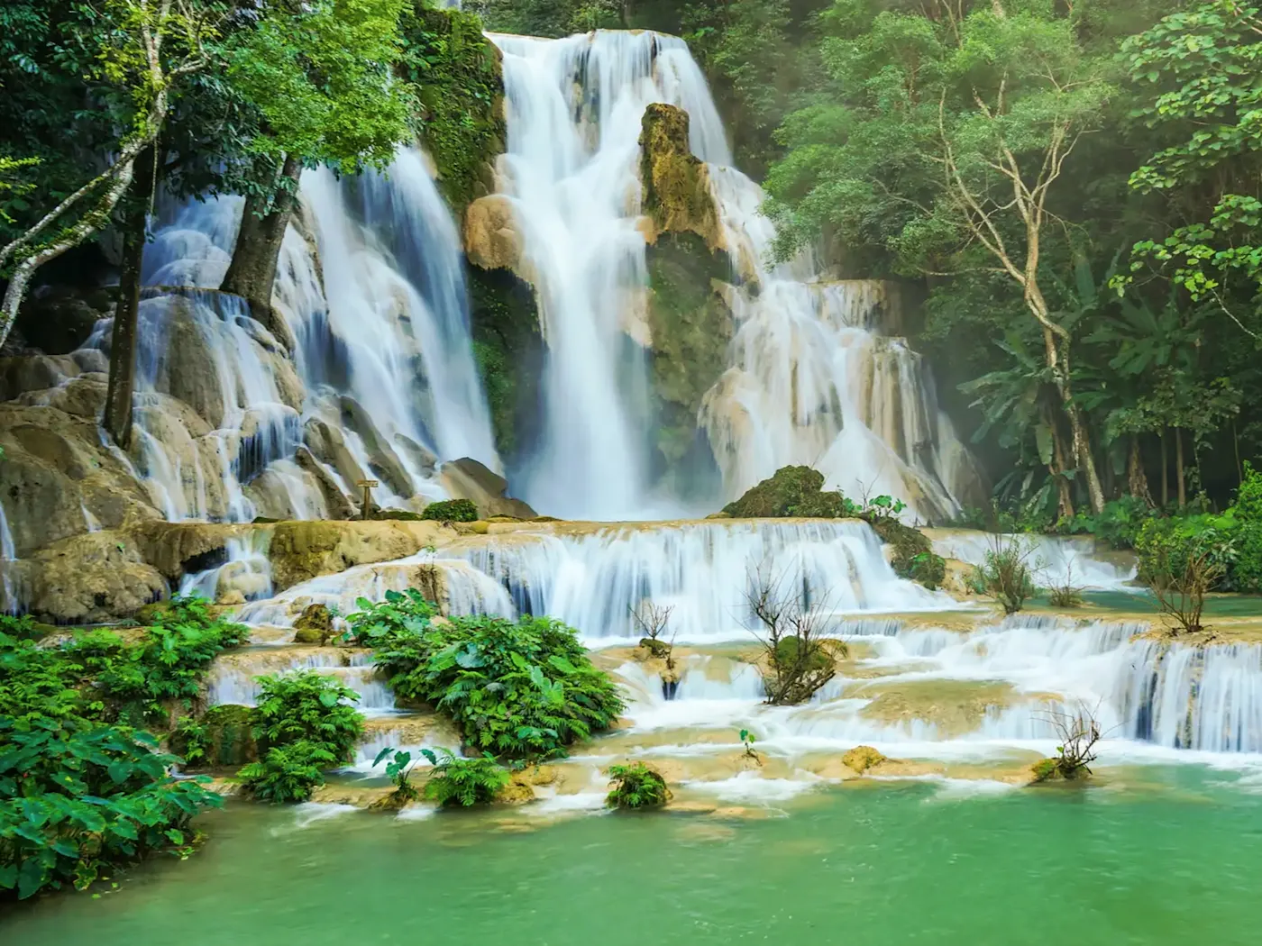 Laos, Luang Prabang, Kuang Si Wasserfälle Majestätischer Wasserfall inmitten des Dschungels. Kuang Si, Luang Prabang, Laos.