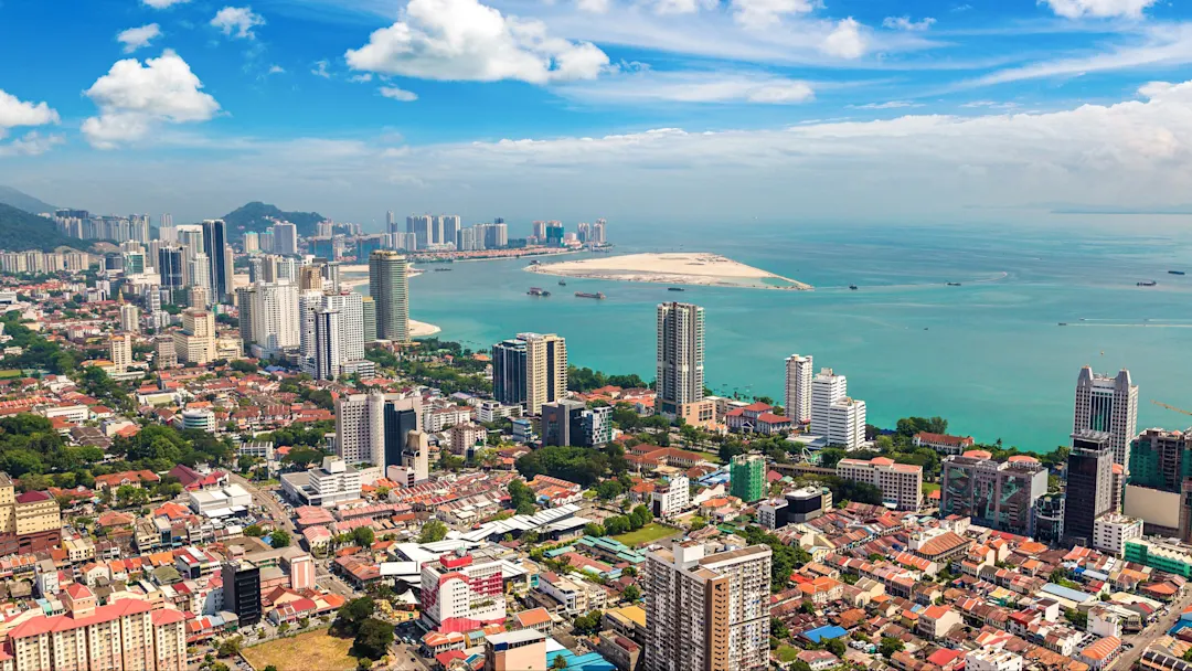 Luftaufnahme einer modernen Stadt mit Hochhäusern an der Küste. George Town, Penang, Malaysia.