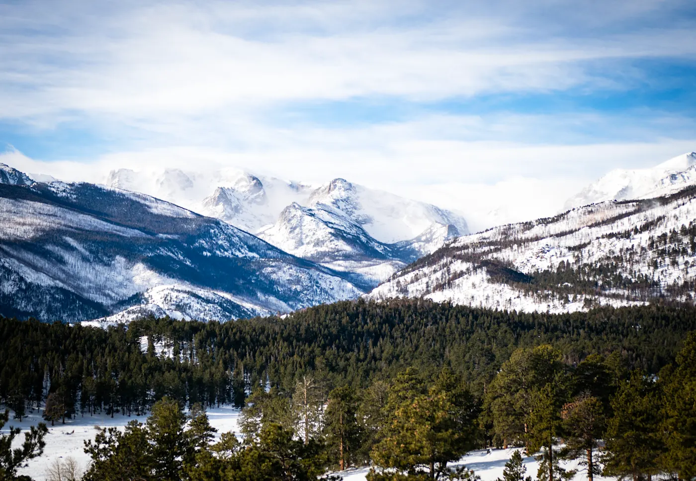Colorado, USA Schneebedeckte Gipfel der Rocky Mountains mit Nadelwald im Vordergrund. Rocky Mountain National Park, Colorado, USA.