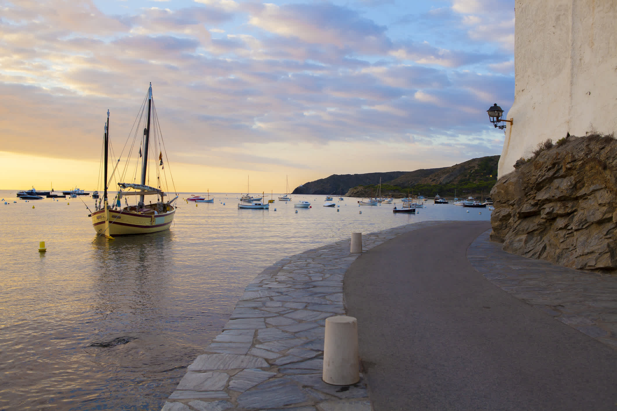 Eine Straße im Dorf Cadaqués bei Sonnenaufgang, Costa Brava, Spanien. 

