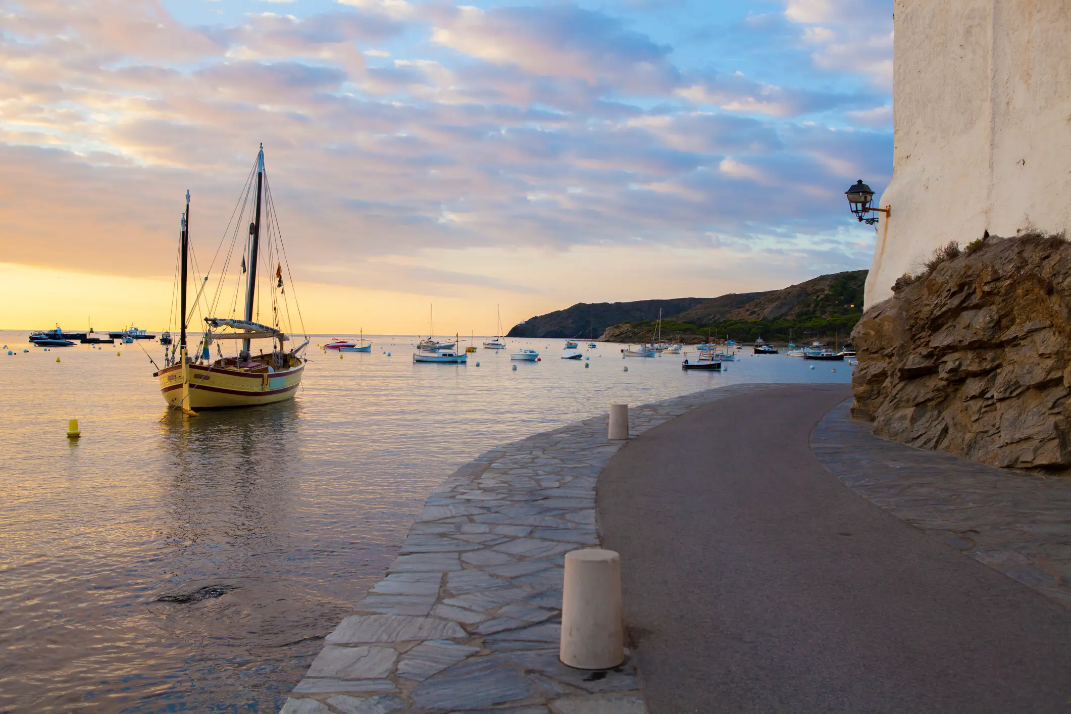 Spanien, Costa Brava, Cadaqués Eine Straße im Dorf Cadaqués bei Sonnenaufgang, Costa Brava, Spanien.