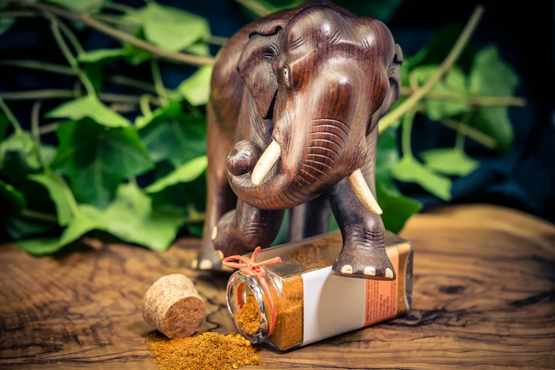 Tansania, Kultur Holzelefant und Chakalaka-Gewürz als Symbole der tansanischen Kultur.