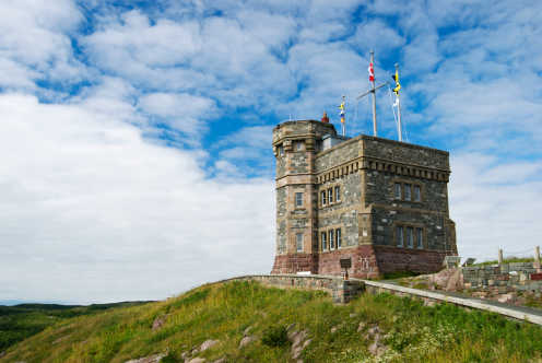 Cabot Tower auf dem Signal Hill mit Blick auf die Stadt St. John's, Neufundland, Kanada.