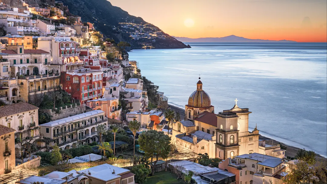 Küstenansicht von Positano bei Sonnenuntergang, Positano, Kampanien, Italien.
