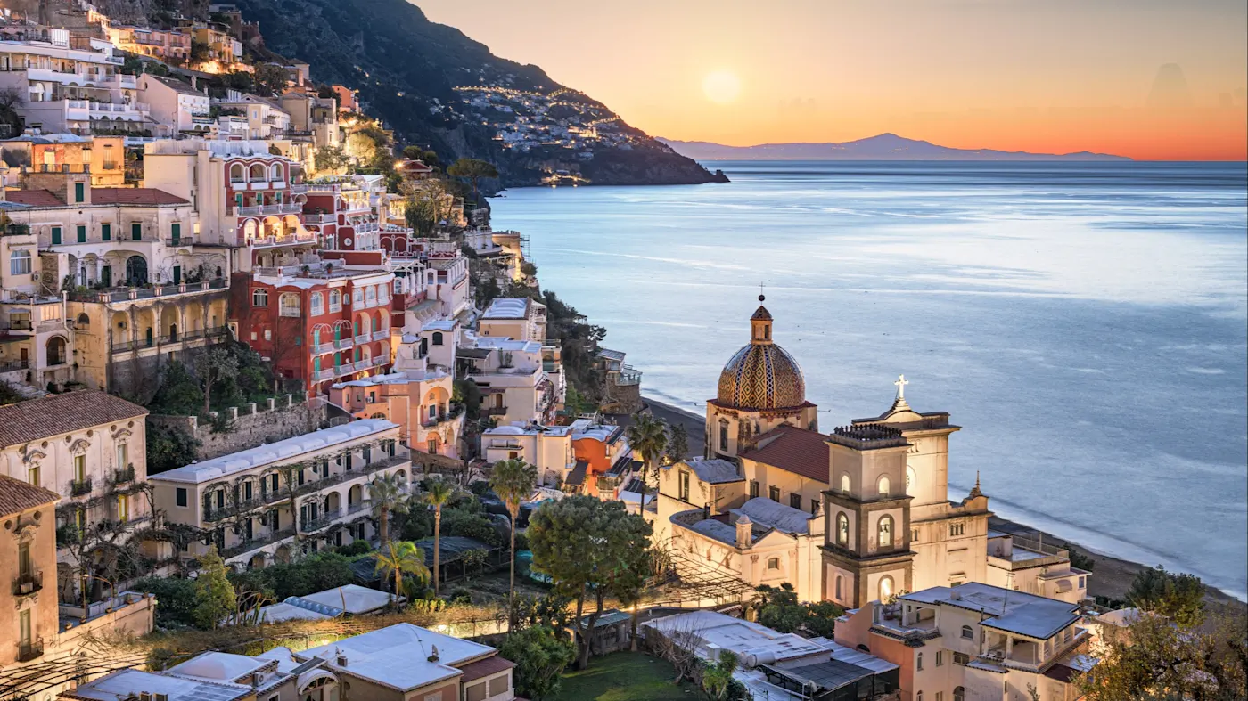 Positano, Kampanien, Italien Küstenansicht von Positano bei Sonnenuntergang, Positano, Kampanien, Italien.
