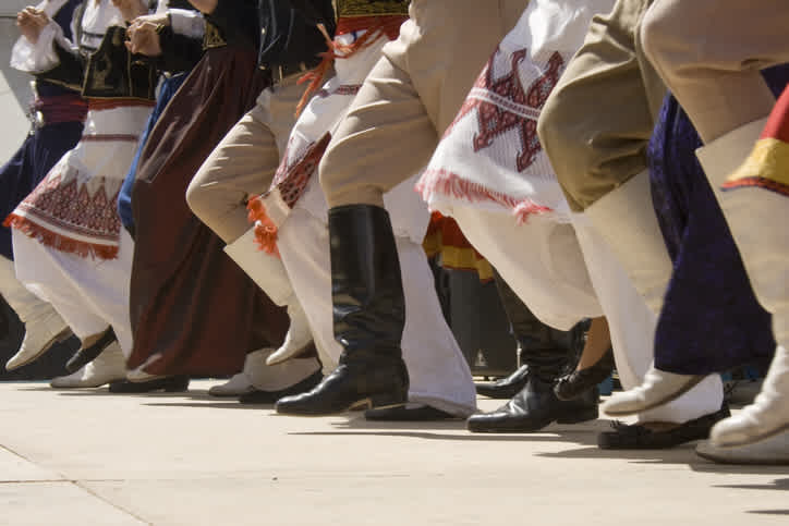 Assister à un festival de danse folklorique pendant vos vacances en Crète.