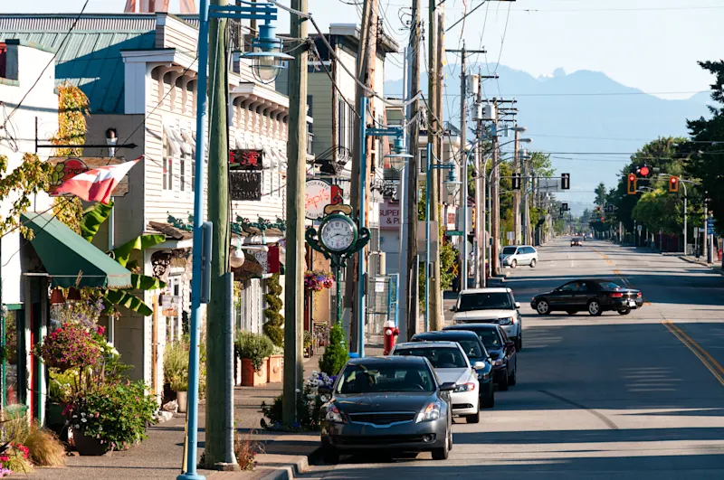 British Colombia, Kanada Idyllische Hauptstraße mit kleinen Geschäften und Cafés in einer Kleinstadt. Ladner, British Columbia, Kanada.