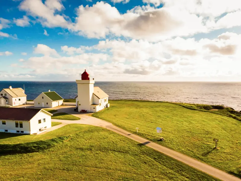 Norvège, phare Obrestad, road trip La côte avec son phare, sa falaise et ses bâtiments aux toits variés. Phare Obrestad, Norvège.