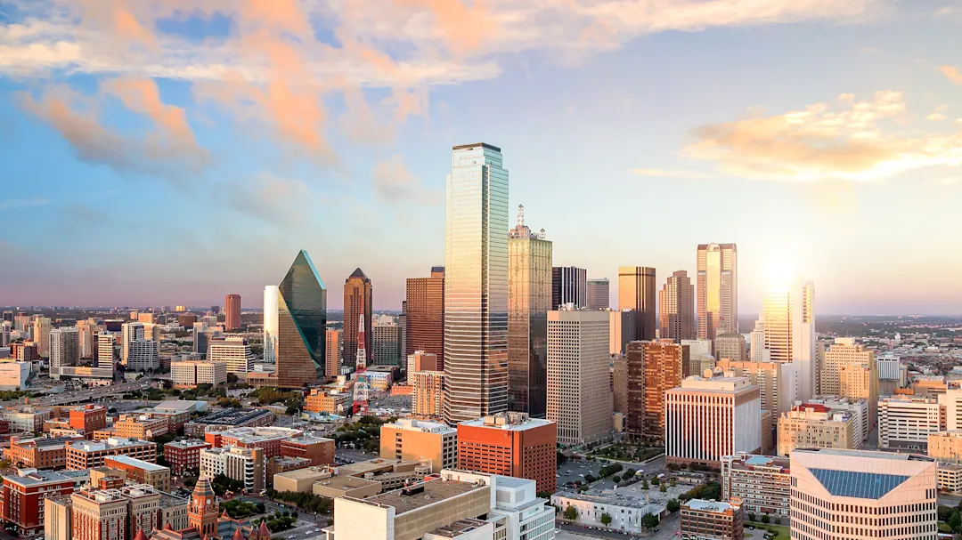 Panoramablick auf die Skyline von Dallas bei Sonnenuntergang mit markanten Wolkenkratzern. Dallas, Texas, USA.