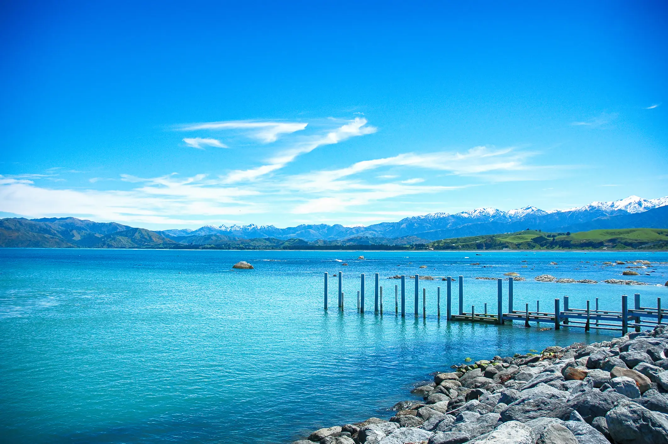 Kaikoura, Neuseeland Die Küste von Kaikoura mit schneebedecktem Berg in Neuseeland